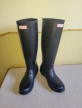 Hunter Tall Matte Black Rubber Rain Boots with Red Logo Size 8 Womens NWOB